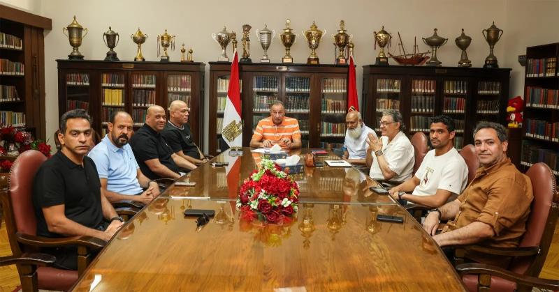 تفاصيل اجتماع الخطيب مع الجهاز الفني واللجنة الفنية بالنادي الأهلي