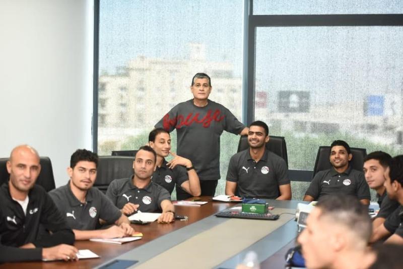 أوسكار رويز يراجع حالات الـVAR مع حكام الدوري استعدادًا لاستئناف المسابقة