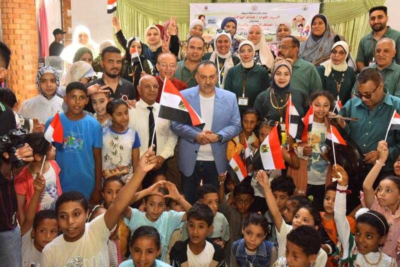 محافظ أسيوط يشهد الكرنفال السنوي لتوزيع 120 حقيبة مدرسية بمشتملاتها على الأيتام والأولى بالرعاية