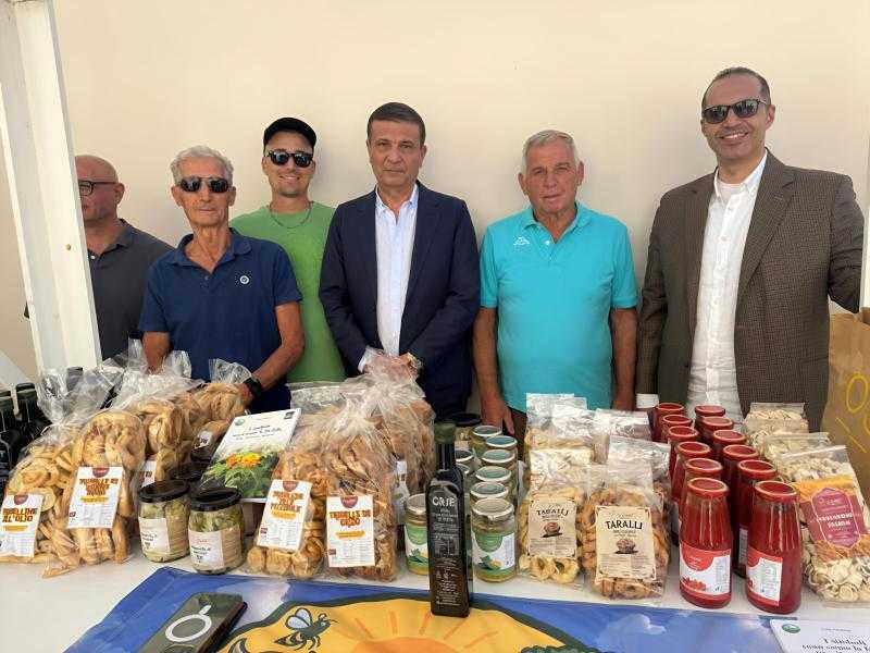 وزيرا الزراعة والشؤون النيابية يتفقدان أحد النماذج التعاونية المنتجة بجنوب إيطاليا