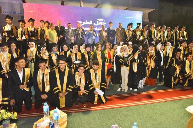 محافظ أسيوط يشهد حفل تخرج طلاب مدرسة أحمد ضيف الله الدولية للتكنولوجيا التطبيقية بحي غرب