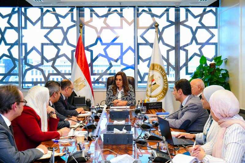 وزيرة البيئة تطلع على خطط عمل وزارة البيئة مع مركز سيدارى والهيئة الإقليمية ”برسيجا”