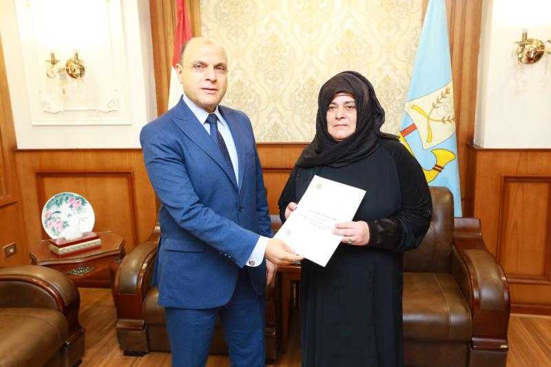 محافظ كفرالشيخ يُسلّم 9 عقود تقنين أراضي أملاك دولة للمستفيدين من المواطنين