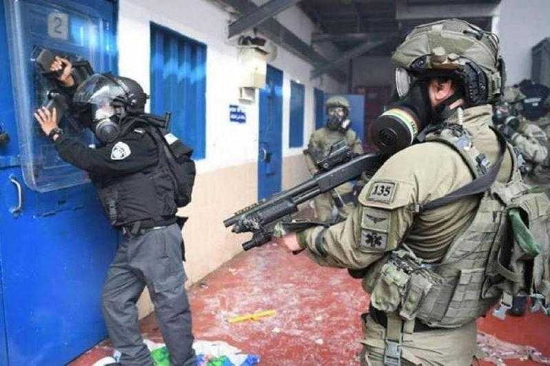 حماس ونادي الأسير يدينان إدخال الاحتلال أسلحة جديدة للسجون.. ما هي تلك الأسلحة؟