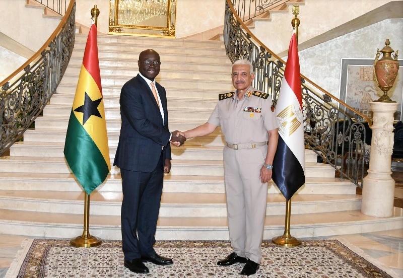 الفريق أول عبد المجيد صقر يلتقي وزير المالية والتخطيط الاقتصادي والقائم بأعمال وزير الدفاع بجمهورية غانا