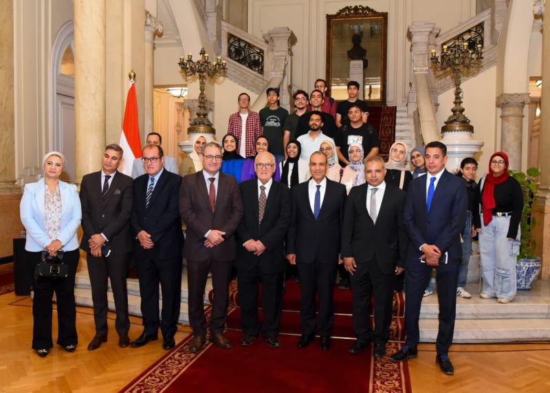 بدر عبد العاطي يستقبل أوائل الثانوية العامة بمقر الخارجية