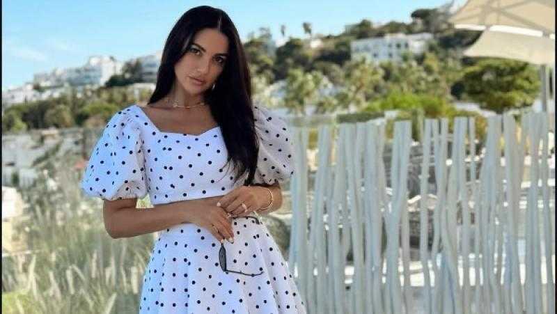 درة تخطف الأنظار بفستان  كلاسيكي وتكشف عن تفاصيل فيلمها الإخراجي الجديد