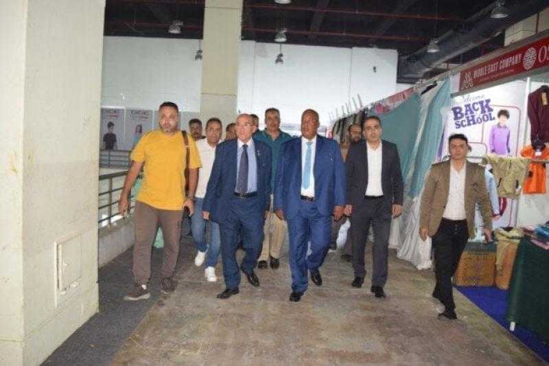 رئيس غرفة القاهرة يتفقد معرض أهلًا مدارس قبل انطلاقه بساعات