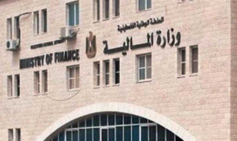 وزارة المالية الفلسطينية تصرف 50% من رواتب يونيو للموظفين العموميين