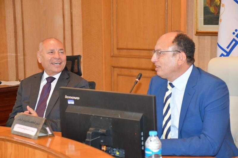 رئيس جامعة حلوان يستقبل محافظ القاهرة في اجتماع موسّع لمجلس الجامعة لمناقشة دعم الطلاب وتعزيز التعاون المؤسسي