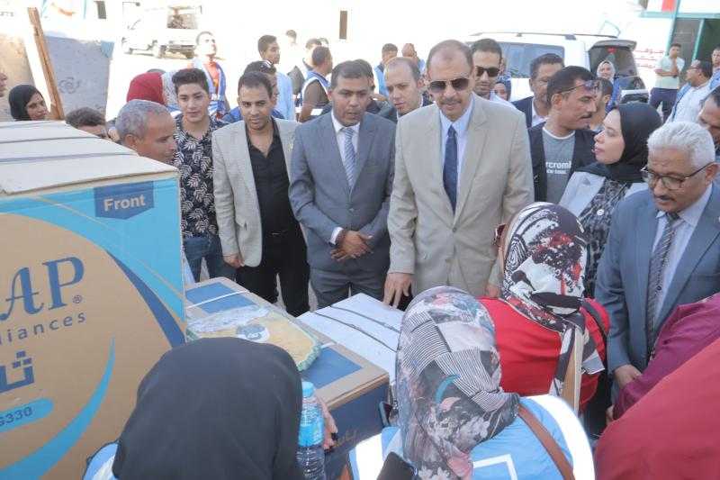 محافظ سوهاج يشهد توزيع 35 جهاز عروس وعدد من المساعدات للفئات الأولى بالرعاية