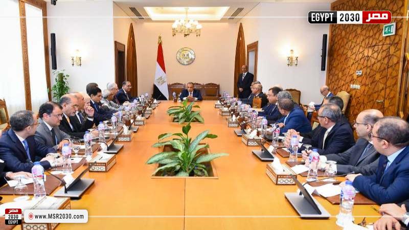 وزير الخارجية خلال اجتماعه مع قيادات الوزارة