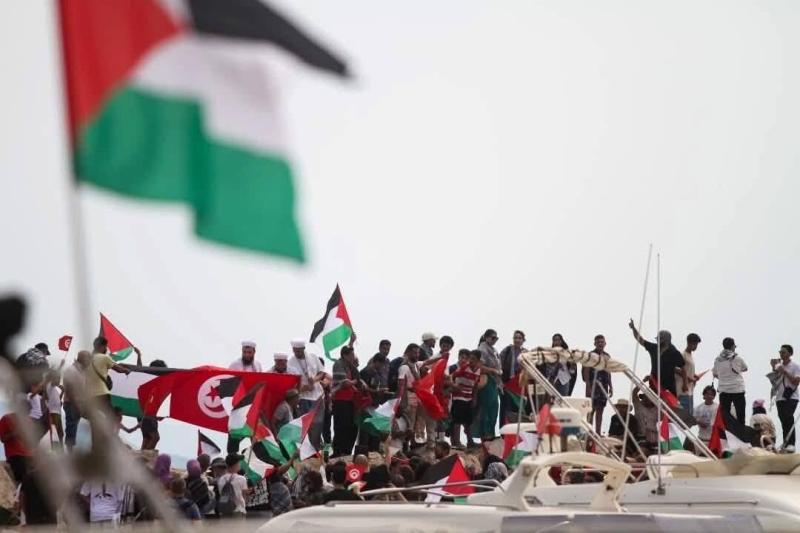 سفن ”أسطول الصمود العالمي” ترسو في ميناء سيدي بوسعيد بتونس