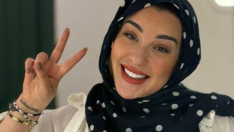 أسما شريف منير تعلن ارتداء الحجاب