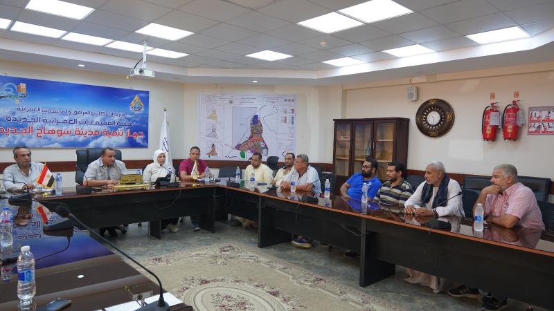 رئيس جهاز مدينة سوهاج الجديدة يلتقي عدداً من أصحاب المصانع لمناقشة مطالبهم ومقترحاتهم