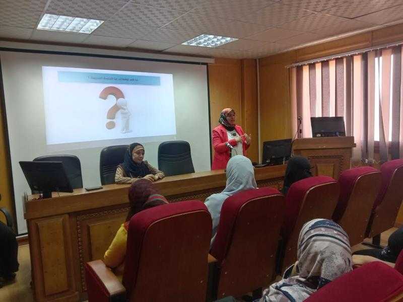مهارات الاتصال الفعال .. ورشة عمل ضمن برنامج تطوير الأداء المهني للرائدات الريفيات بجامعة الأقصر