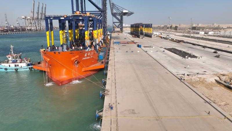 وزير الصناعة والنقل : استقبال ميناء السخنة السفينة المتخصصة ZHEN HUA 23 وعلى متنها عدد 3 أوناش رصيف عملاقة (STS)