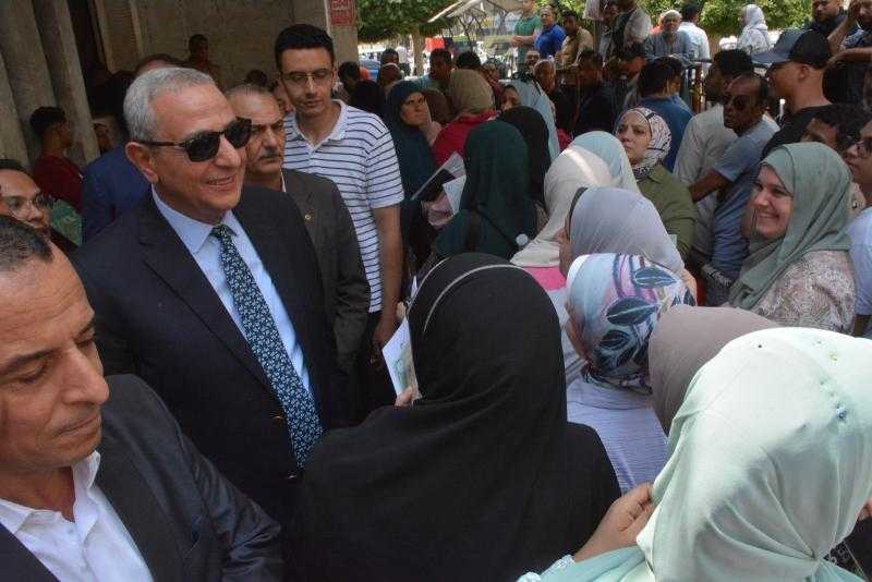 محافظ الغربية في جولة مفاجئة بمكتب تصديقات الخارجية بطنطا