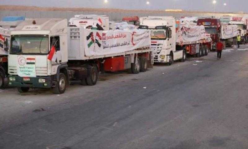 قافلة المساعدات الإنسانية الـ 32 تدخل إلى الفلسطينيين بقطاع غزة