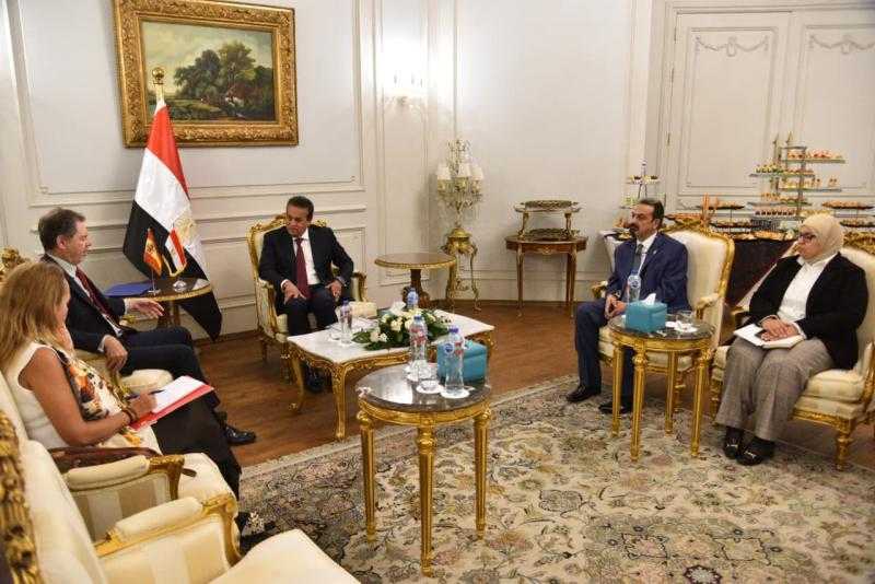 نائب رئيس الوزراء يبحث مع سفير إسبانيا بمصر سبل تعزيز التعاون في القطاع الصحي