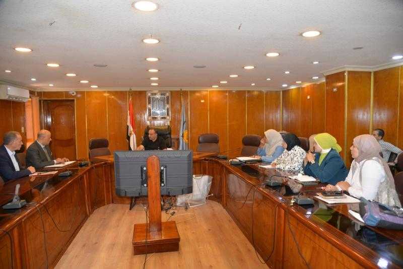 محافظ أسيوط يعقد اجتماعا لبحث تنفيذ مشروعات تنموية لتوفير فرص عمل للشباب وتدريب طلاب التعليم الفني