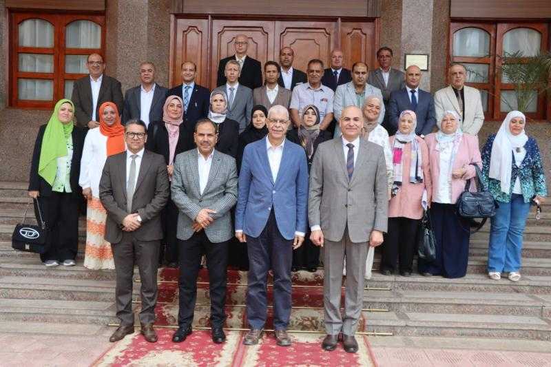 رئيس جامعة المنوفية يجتمع بعدد من القيادات الإدارية