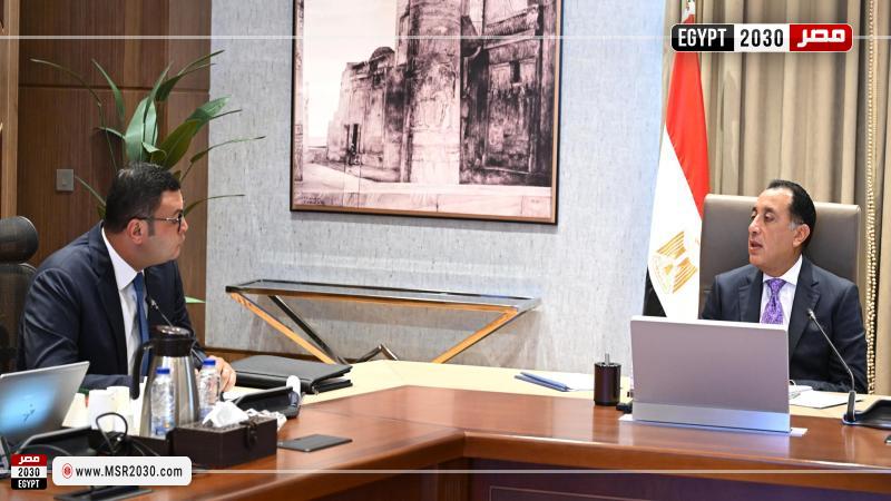 رئيس الوزراء خلال لقائه بوزير الإسكان