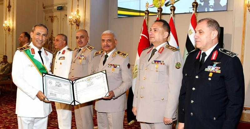 وزير الدفاع يكرم قادة أوفوا العطاء بالقوات المسلحة