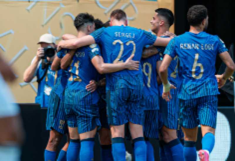 الهلال يطلب حكاماً أجانب قبل مواجهة القادسية في دوري روشن السعودي