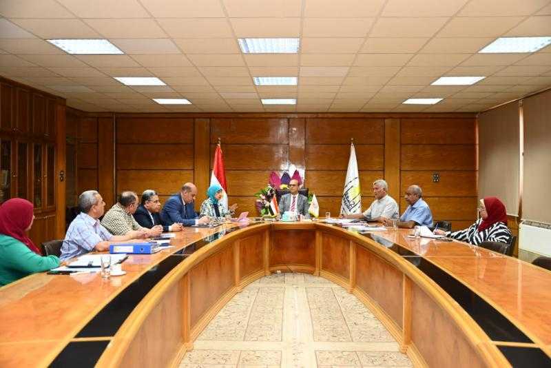 المنشاوي يستعرض الموقف التنفيذي لأعمال الإنشاءات بجامعة أسيوط