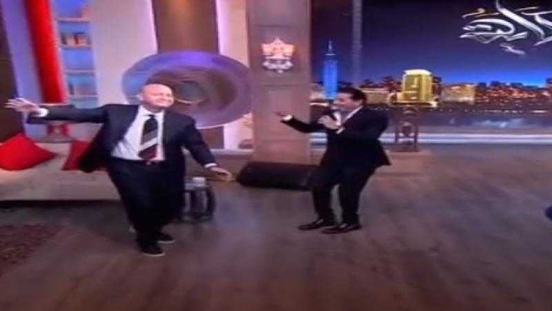 على أنغام آه لو لعبت يا زهر.. عمرو أديب يرقص مع أحمد شيبه