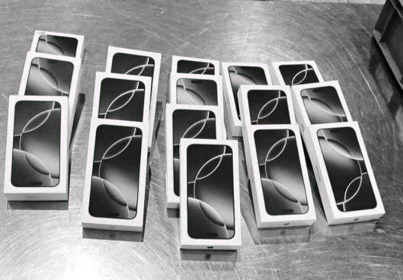 جمارك مطار أسيوط الدولى تضبط محاولة تهريب عدد من الهواتف المحمولة