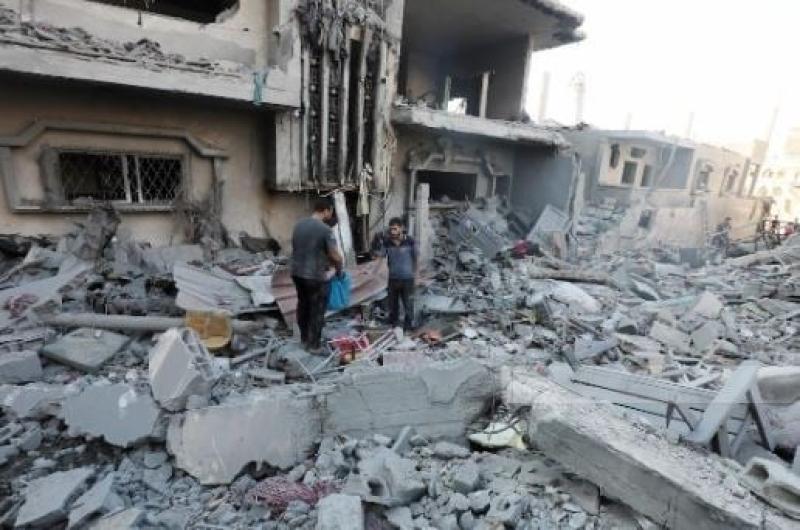 الاحتلال يهدم ”برج السلام” ويشرّد نازحين بينهم مرضى بالسرطان وسط غزة