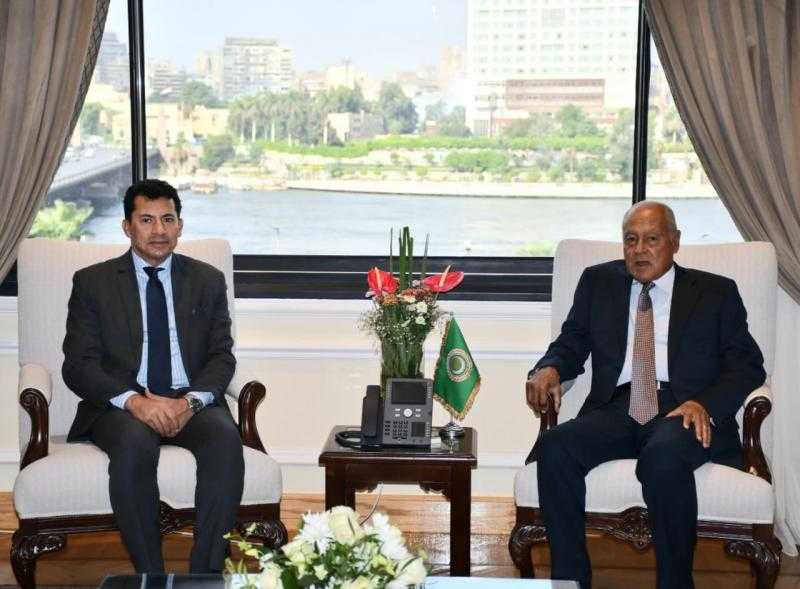 وزير الشباب والرياضة المصري يلتقي الأمين العام لجامعة الدول العربية دعماً للعمل العربي المشترك