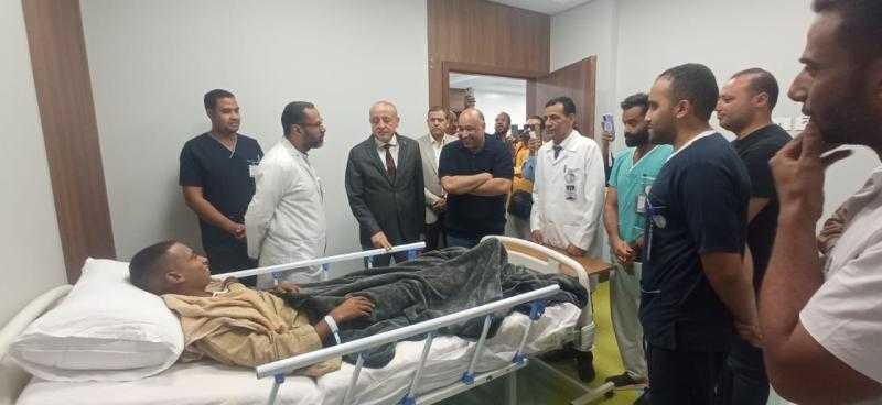 محافظ الأقصر يزور مصابي حادث انقلاب أتوبيس ويشيد بسرعة الاستجابة الطبية