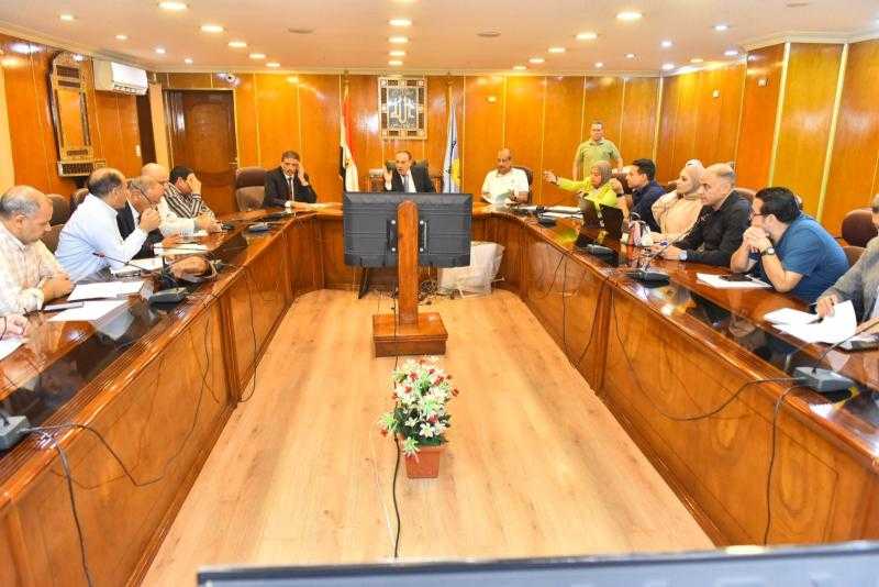 محافظ أسيوط يعقد اجتماعًا موسعًا لمتابعة مشروعات حياة كريمة