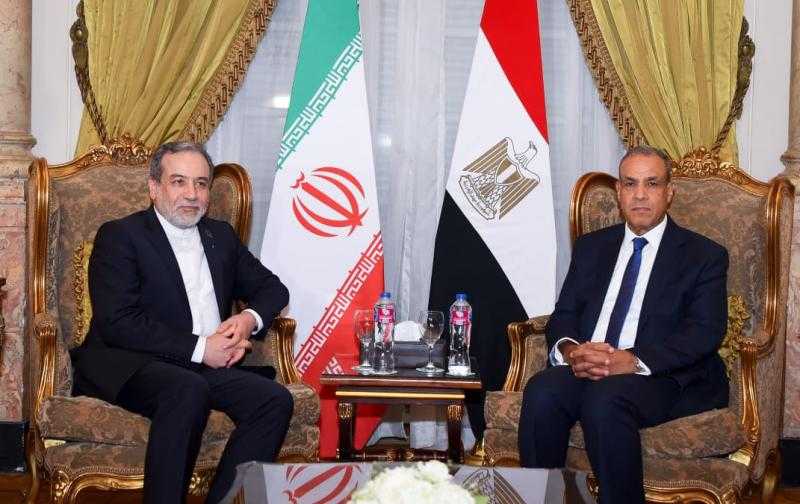 وزير الخارجية يناقش مع عراقجي التطورات الأخيرة بشأن الملف النووي الإيراني