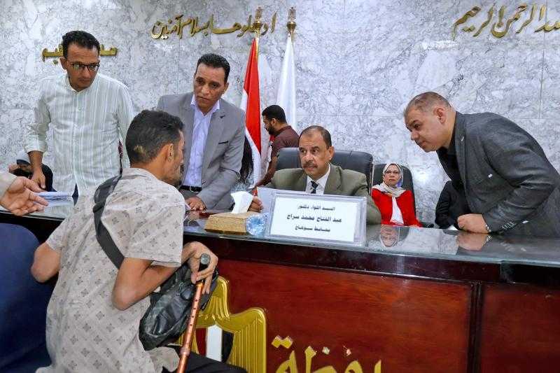 محافظ سوهاج يعقد اللقاء الجماهيري الأسبوعي للاستماع إلى شكاوى وطلبات المواطنين