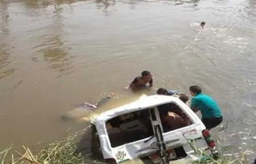 نجاة 4 طلاب من الموت عقب انقلاب سيارة بترعة المريوطية بأبو النمرس