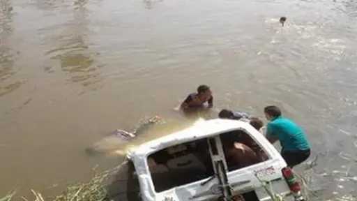 نجاة 4 طلاب من الموت عقب انقلاب سيارة بترعة المريوطية بأبو النمرس