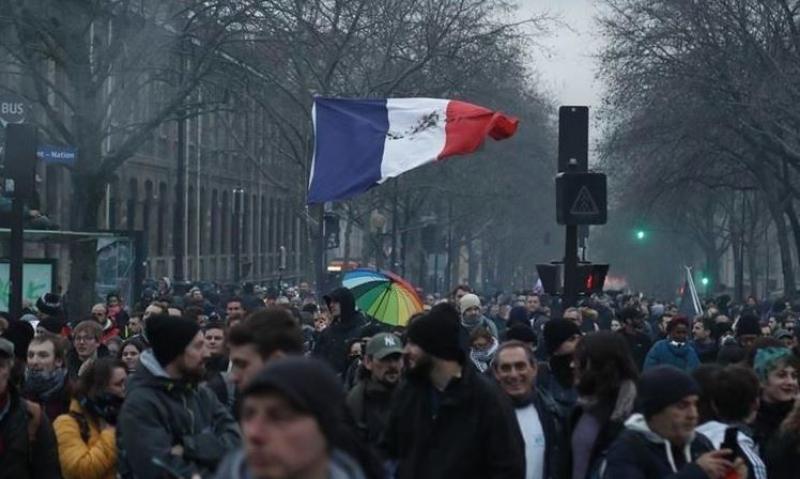 فرنسا تشهد مظاهرات واسعة ضد خطة تقشف حكومية وسط دعوات لإضراب عام