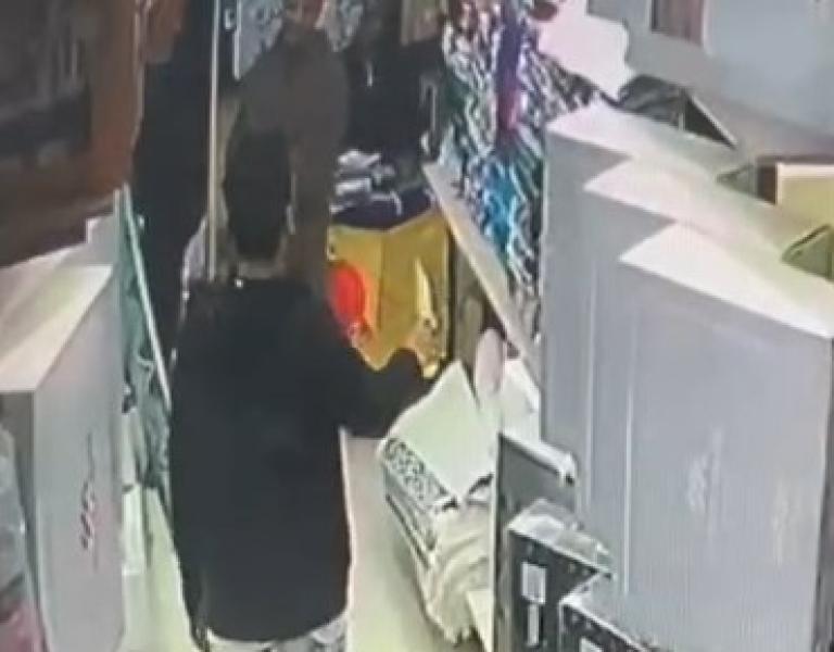 الداخلية تكشف ملابسات مقاطع فيديو لتهديد مالكة محل بسلاح أبيض في الجيزة