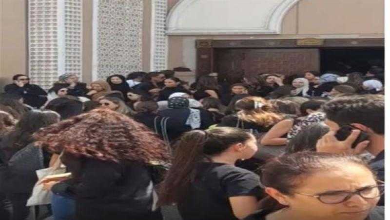 مريم عامر منيب تنهار  من البكاء أثناء تشييع جثمان خطيبها عمرو ستين