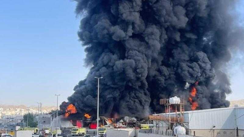 حريق ضخم يلتهم مستودع بمدينة نيكراسوفو قرب العاصمة الروسية موسكو