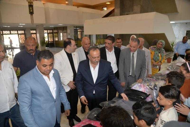 محافظ أسيوط يشهد إطلاق مبادرة ”فرحتهم بشنطتهم” لتوزيع 2000 حقيبة مدرسية على الأطفال الأولى بالرعاية