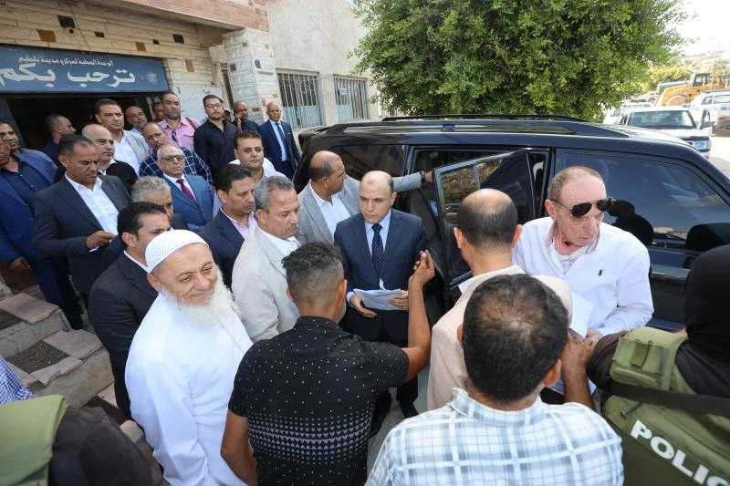 محافظ كفرالشيخ يستمع لطلبات أهالي بلطيم خلال جولته