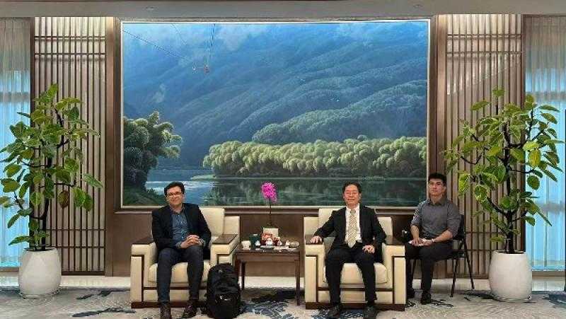 وزير الثقافة يصل الصين للمشاركة كضيف شرف في احتفالية (Golden Panda Awards)