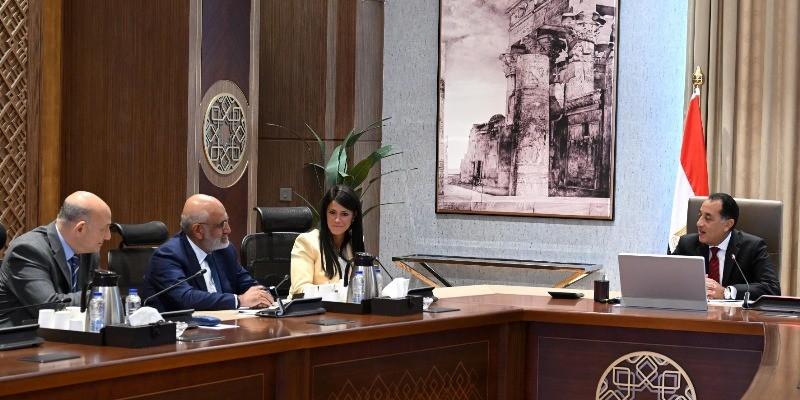 رئيس الوزراء يلتقي المدير التنفيذي لمصر بمجموعة البنك الدولي