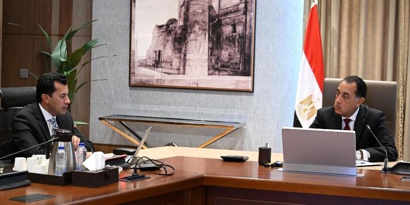 رئيس الوزراء يتابع مع وزير الشباب والرياضة عددًا من ملفات عمل الوزارة