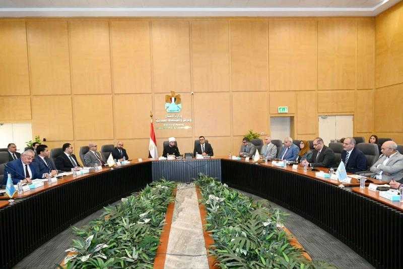 وزيرا الإسكان والأوقاف يناقشان عددًا من الموضوعات المشتركة بين الوزارتين